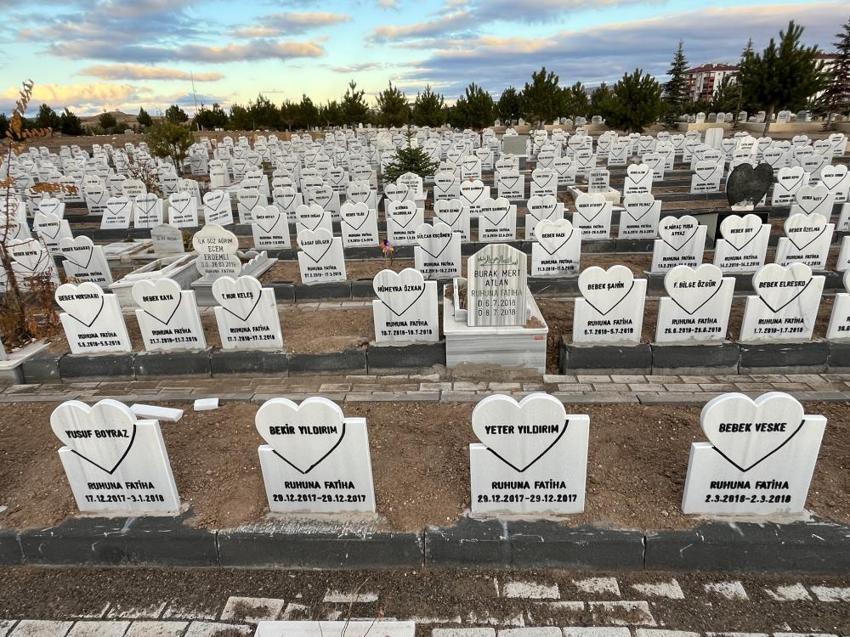 Sivas'ta kimsesiz bebek mezarlığı mezar taşlarıyla dikkat çekiyor