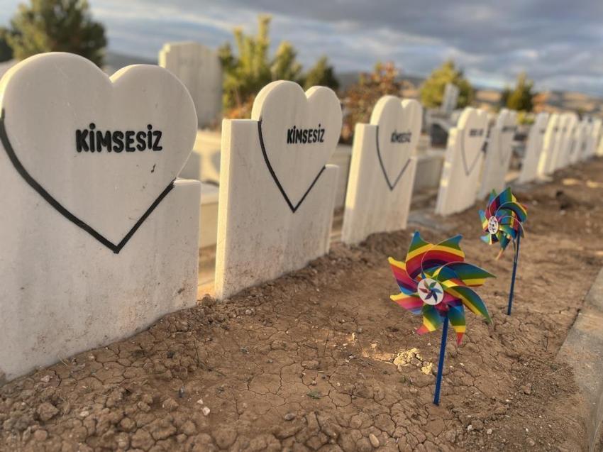 Bu mezarlık çok farklı: Tüm mezar taşları kalp şeklinde yapıldı