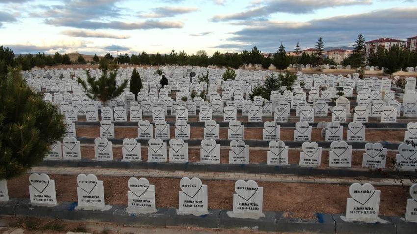 Bu mezarlık çok farklı: Tüm mezar taşları kalp şeklinde yapıldı