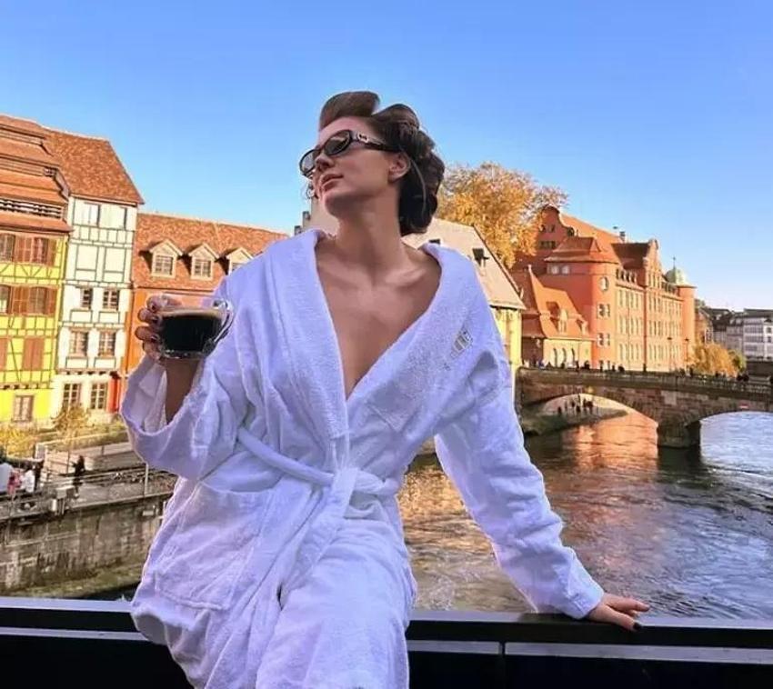 Burcu Özberk bornozu giydi balkona çıktı! Fransa'dan poz verdi