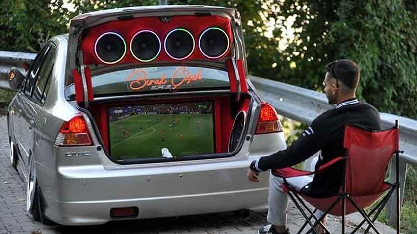 Bursalı gencin oyun sevdası arabasına taşındı: Evde sıkılınca otomobilini oyun salonuna dönüştürdü