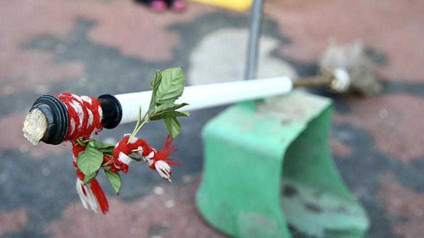 Giresun'da temizlik işçisi çöp kovasıyla sokaklara renk katıyor