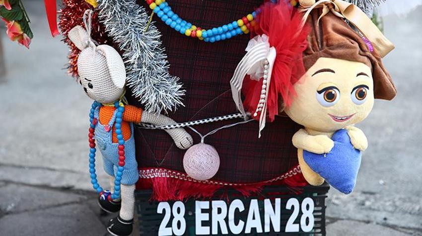 Giresun'da temizlik işçisi çöp kovasıyla sokaklara renk katıyor