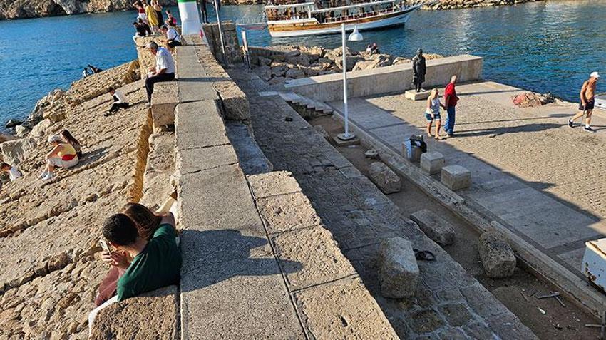 Her gün binlerce kişinin ziyaret ettiği Yat Limanı'nda çökme tehlikesi: 300 kiloluk taşlar yerinden oynadı! Can ve mal güvenliği tehlikede