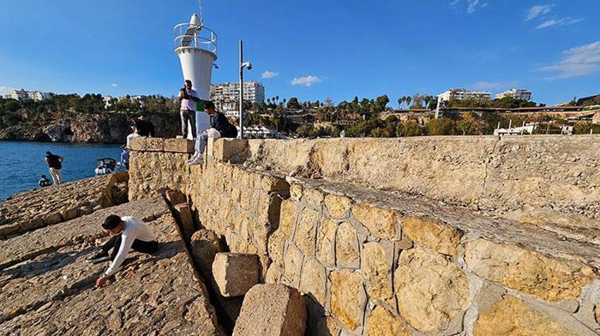 Her gün binlerce kişinin ziyaret ettiği Yat Limanı'nda çökme tehlikesi: 300 kiloluk taşlar yerinden oynadı! Can ve mal güvenliği tehlikede