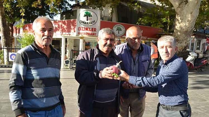 Antalyalı çiftçi, Trump yeniden seçilince turp ve ejder meyvesi dağıttı