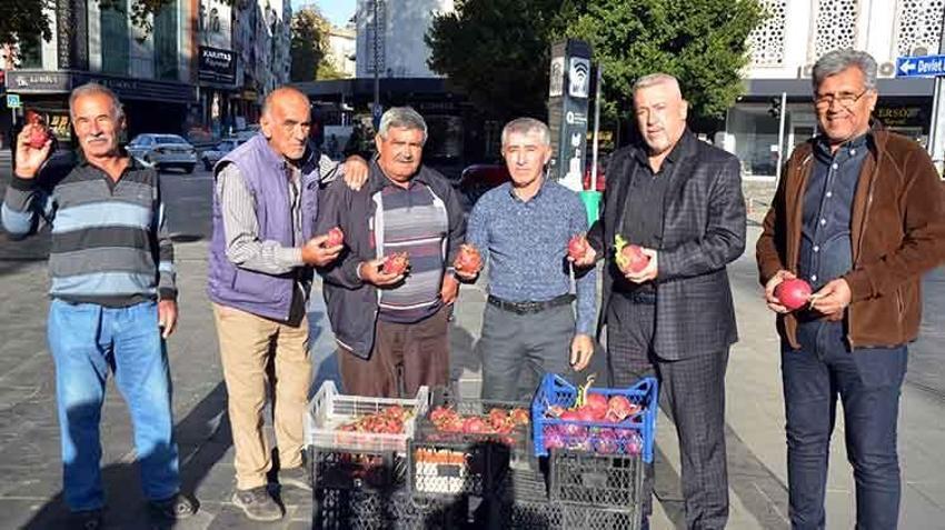 Antalyalı çiftçi, Trump yeniden seçilince turp ve ejder meyvesi dağıttı