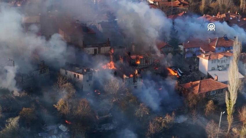 Köyde çöplük yangını dehşeti; 10'dan fazla ev yandı, helikopterle müdahale edildi