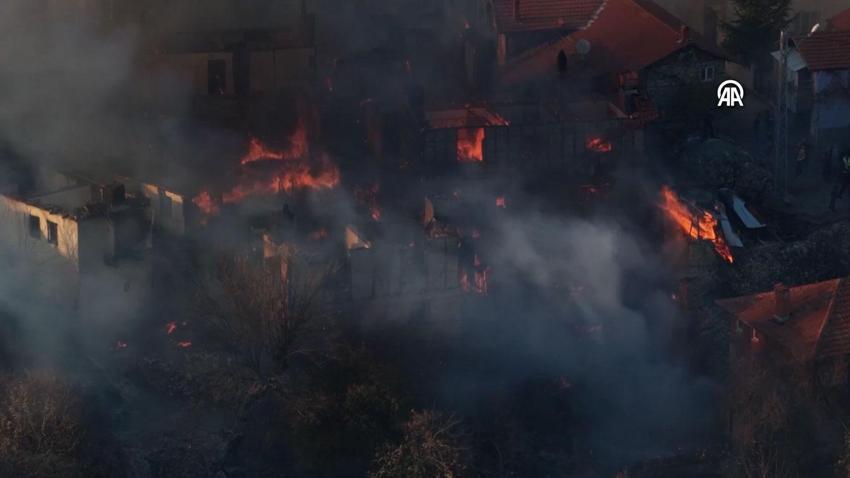 Köyde çöplük yangını dehşeti; 10'dan fazla ev yandı, helikopterle müdahale edildi