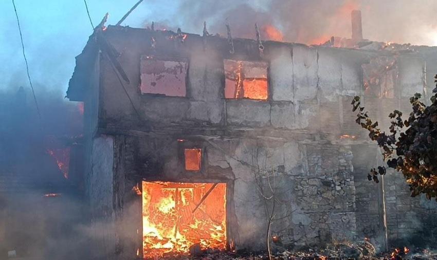 Köyde çöplük yangını dehşeti; 10'dan fazla ev yandı, helikopterle müdahale edildi