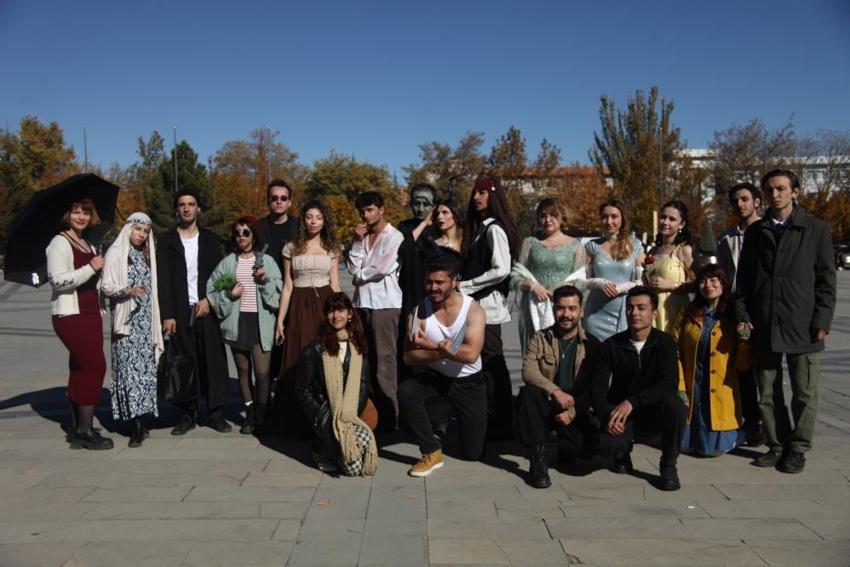 Konya'da kostüm giyip meydana çıktılar! Üniversite öğrencilerinden ilginç canlı sergi