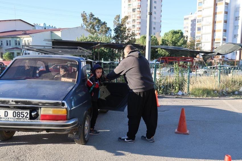 Adana'dan sıcak bir hikaye! Engelli babanın çocuklarını okutma azmi yürek ısıtıyor
