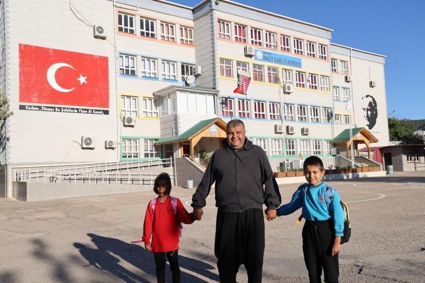 Adana'dan sıcak bir hikaye! Engelli babanın çocuklarını okutma azmi yürek ısıtıyor
