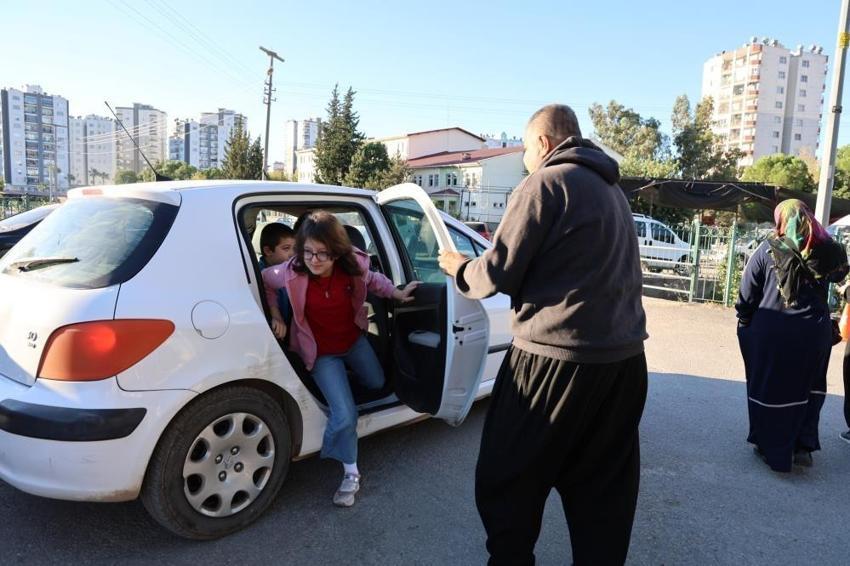 Adana'dan sıcak bir hikaye! Engelli babanın çocuklarını okutma azmi yürek ısıtıyor
