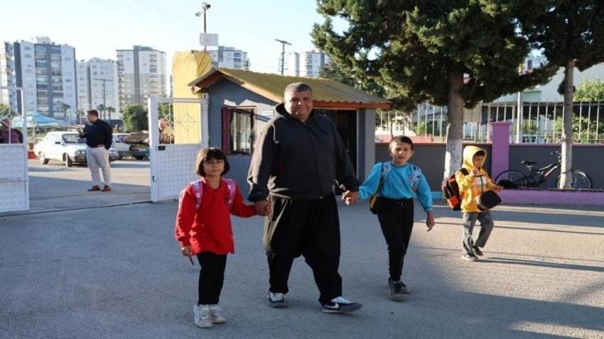 Adana'dan sıcak bir hikaye! Engelli babanın çocuklarını okutma azmi yürek ısıtıyor
