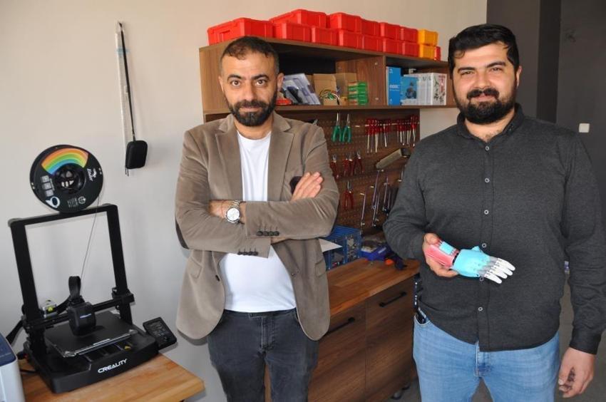 Batman'da dağ eteğindeki lisede üç boyutlu baskıyla protez el yapıldı
