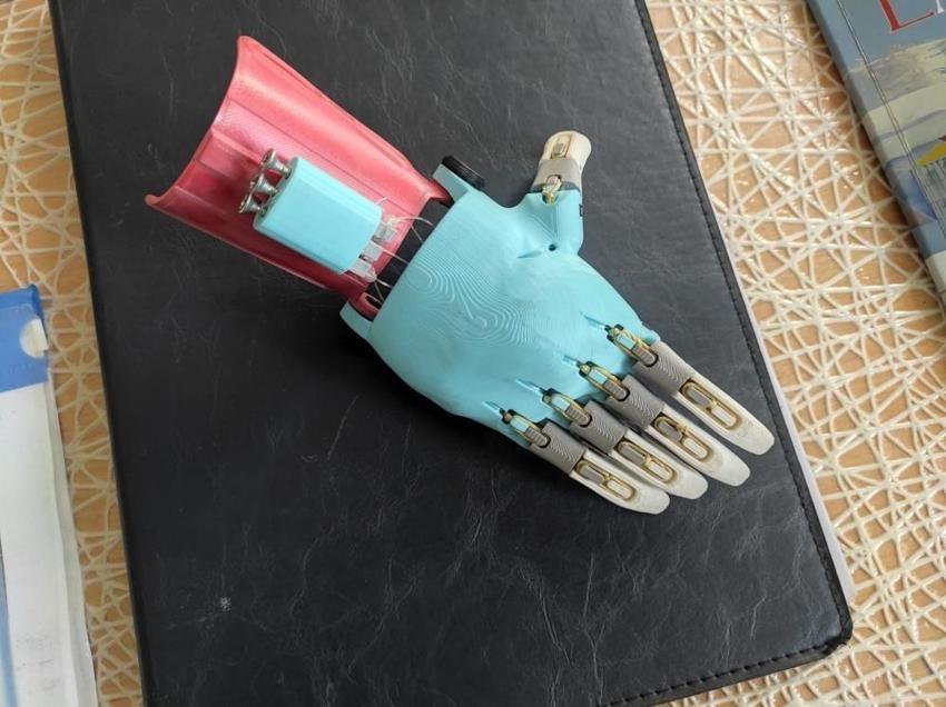 Batman'da dağ eteğindeki lisede üç boyutlu baskıyla protez el yapıldı