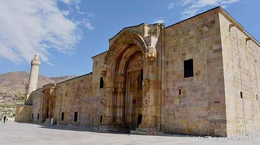 Hiçbir motif kendini tekrar etmiyor: Sivas Divriği Darüşşifası'nda 'Z' sütunu turistlerin ilgisini çekiyor! 