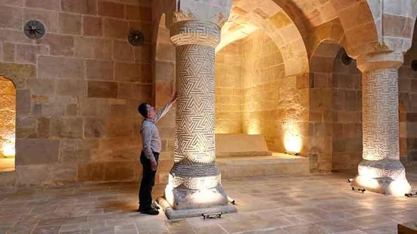 Hiçbir motif kendini tekrar etmiyor: Sivas Divriği Darüşşifası'nda 'Z' sütunu turistlerin ilgisini çekiyor! 