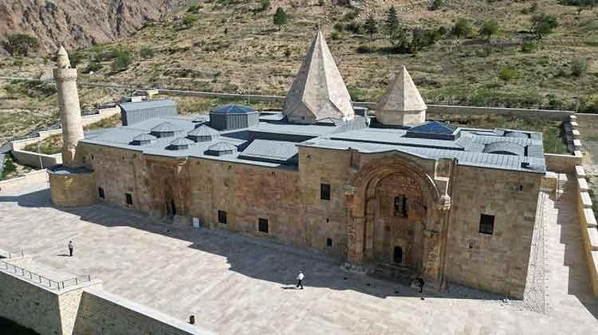 Hiçbir motif kendini tekrar etmiyor: Sivas Divriği Darüşşifası'nda 'Z' sütunu turistlerin ilgisini çekiyor! 