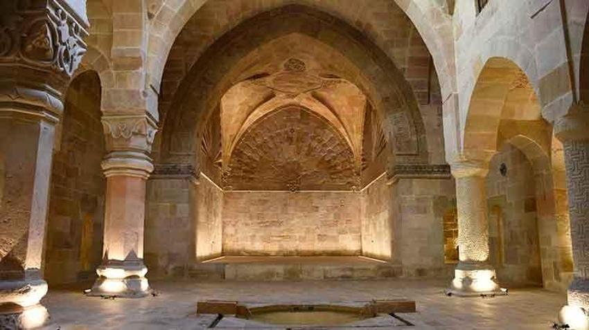 Hiçbir motif kendini tekrar etmiyor: Sivas Divriği Darüşşifası'nda 'Z' sütunu turistlerin ilgisini çekiyor! 