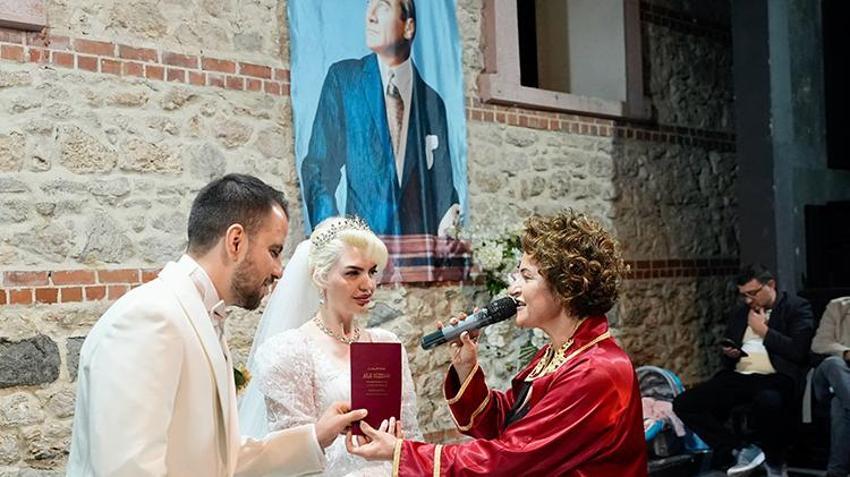Film konusu olsa 'bu kadar da olmaz' denir! Nikah memuru damatla kendini evlendirdi, her şey banka sayesinde ortaya çıktı