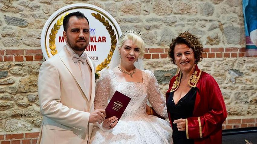 Film konusu olsa 'bu kadar da olmaz' denir! Nikah memuru damatla kendini evlendirdi, her şey banka sayesinde ortaya çıktı