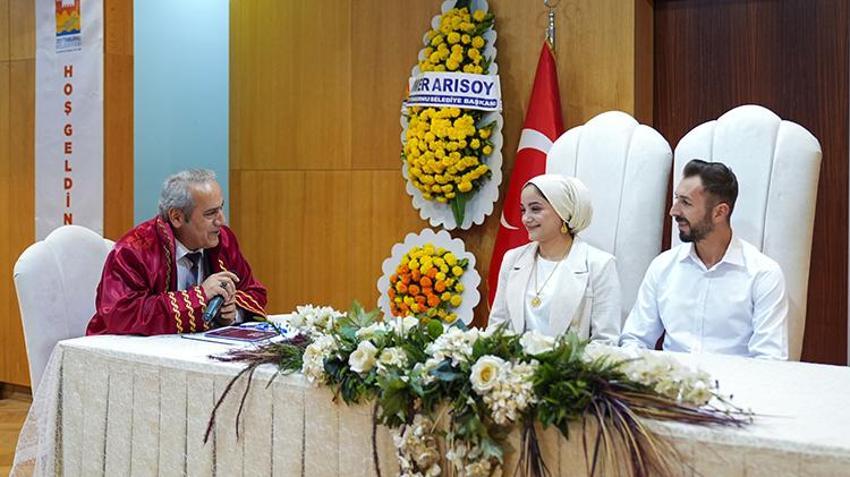 Film konusu olsa 'bu kadar da olmaz' denir! Nikah memuru damatla kendini evlendirdi, her şey banka sayesinde ortaya çıktı