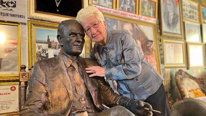 Atatürk sevgisi Rus televizyonuna konu oldu: Evini müzeye çeviren kadın: 'Bu sevgi bana babamdan kalma'