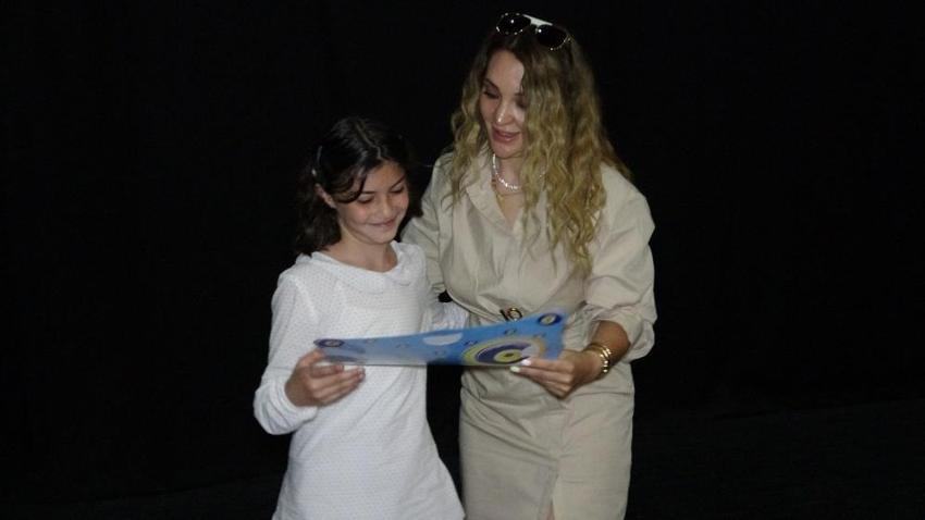 Van'da sınıf öğretmenine MEB'ten ödül! Her bir öğrencisine bunu yapıyor