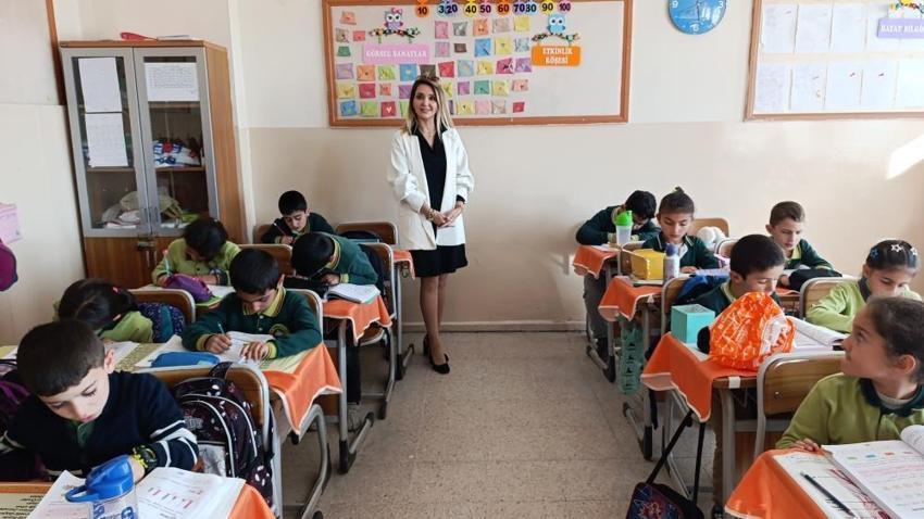 Van'da sınıf öğretmenine MEB'ten ödül! Her bir öğrencisine bunu yapıyor