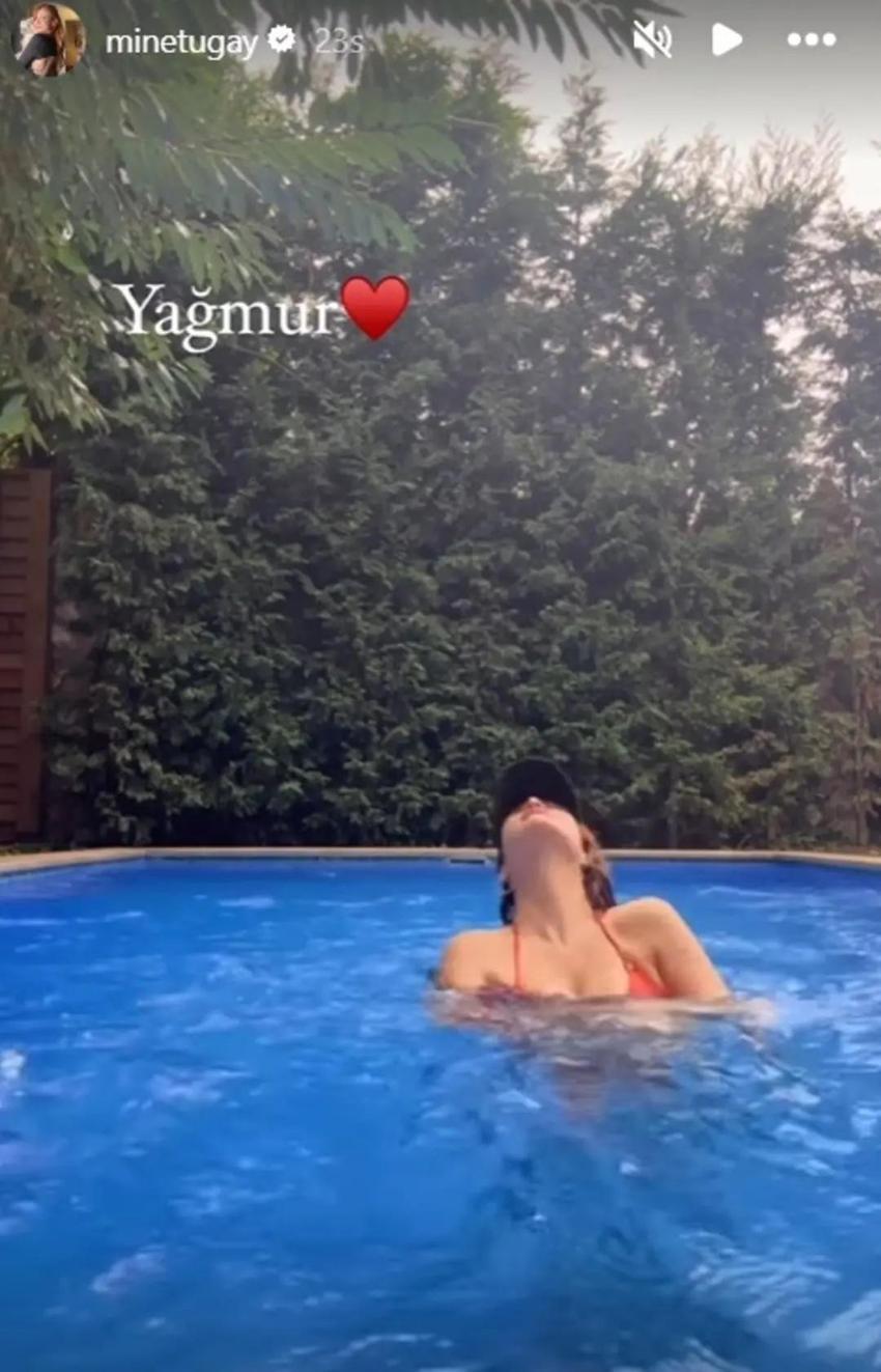 Mine Tugay yağmur altında havuza girdi! Kırmızı bikinisiyle adeta şov yaptı