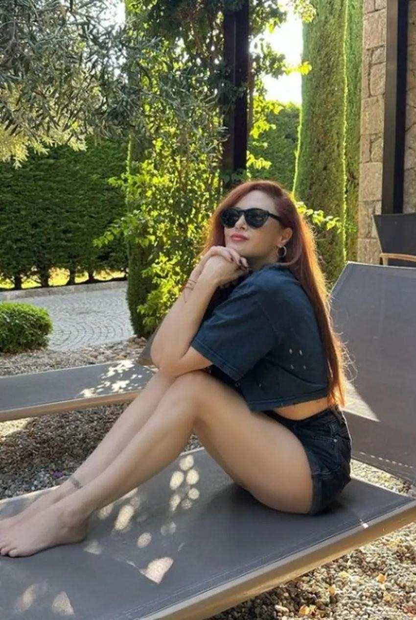Mine Tugay yağmur altında havuza girdi! Kırmızı bikinisiyle adeta şov yaptı