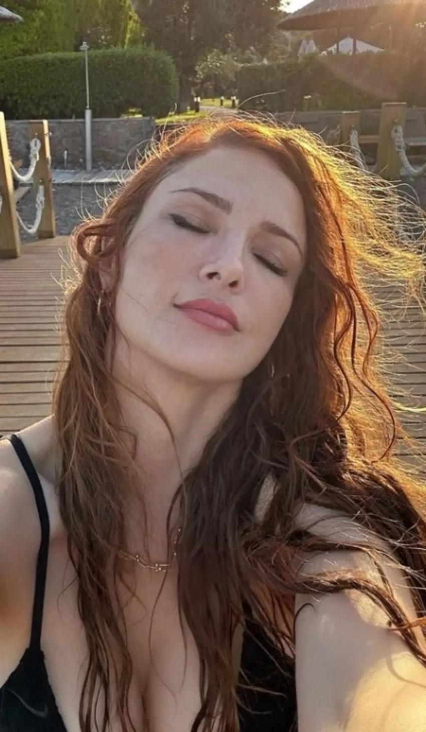 Mine Tugay yağmur altında havuza girdi! Kırmızı bikinisiyle adeta şov yaptı