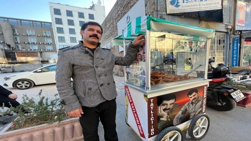 İbrahim Tatlıses'e benzeyen tatlıcı, el arabasını fotoğraflarla donatıp satış yapıyor!