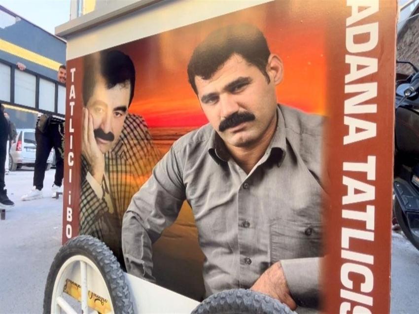 İbrahim Tatlıses'e benzeyen tatlıcı, el arabasını fotoğraflarla donatıp satış yapıyor!