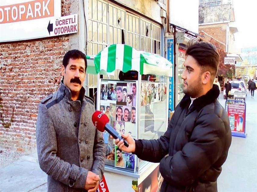 İbrahim Tatlıses'e benzeyen tatlıcı, el arabasını fotoğraflarla donatıp satış yapıyor!