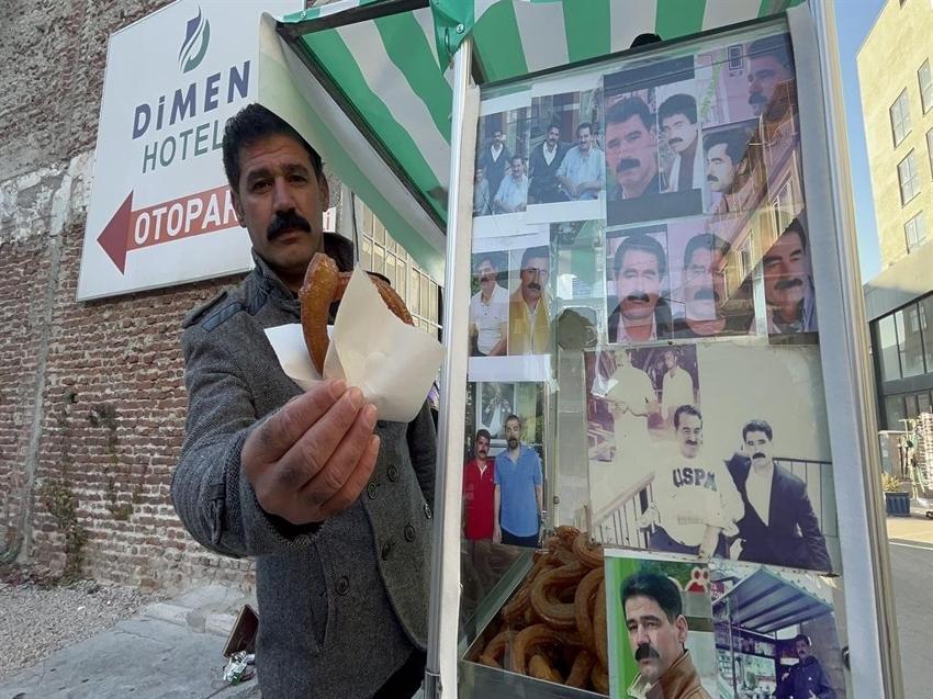 İbrahim Tatlıses'e benzeyen tatlıcı, el arabasını fotoğraflarla donatıp satış yapıyor!