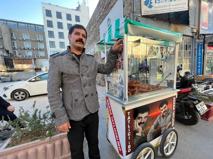 İbrahim Tatlıses'e benzeyen tatlıcı, el arabasını fotoğraflarla donatıp satış yapıyor!