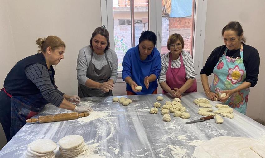 Manisa'da kadınlar ürettiklerini satarak öğrencilere burs veriyor