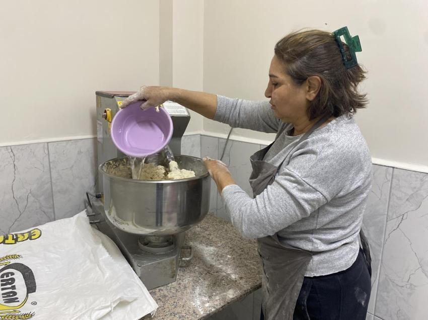 Manisa'da kadınlar ürettiklerini satarak öğrencilere burs veriyor