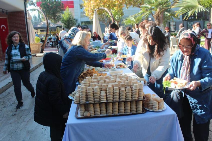 Manisa'da kadınlar ürettiklerini satarak öğrencilere burs veriyor