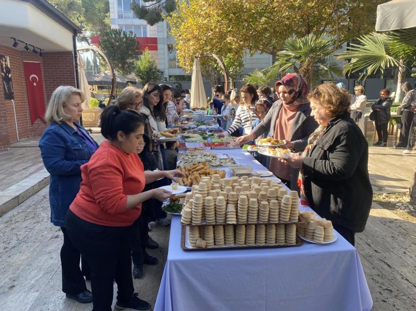 Manisa'da kadınlar ürettiklerini satarak öğrencilere burs veriyor