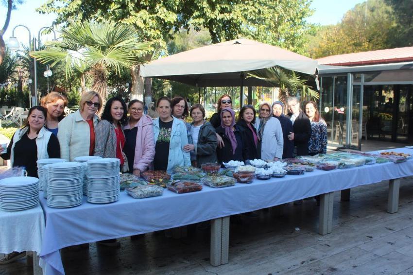 Manisa'da kadınlar ürettiklerini satarak öğrencilere burs veriyor