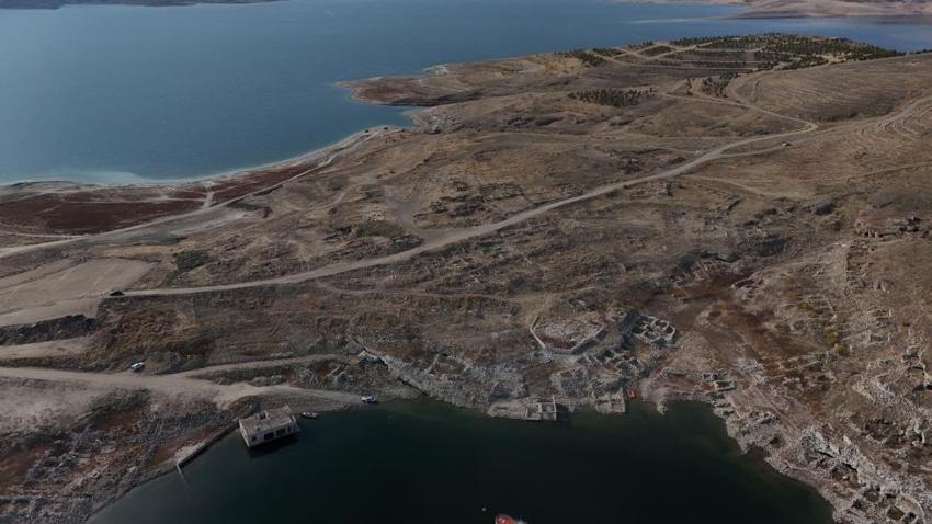 Kayseri'de kuraklık nedeniyle baraj suları çekildi: Su altında kalan köy kalıntıları ortaya çıktı