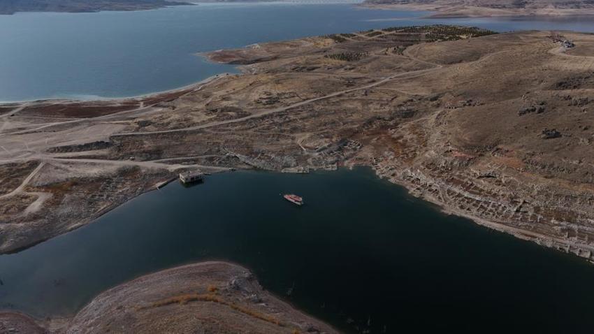 Kayseri'de kuraklık nedeniyle baraj suları çekildi: Su altında kalan köy kalıntıları ortaya çıktı