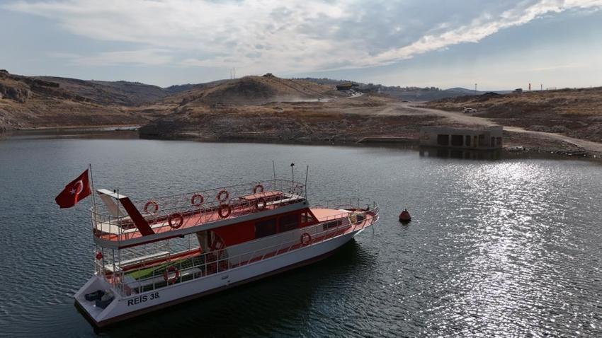Kayseri'de kuraklık nedeniyle baraj suları çekildi: Su altında kalan köy kalıntıları ortaya çıktı