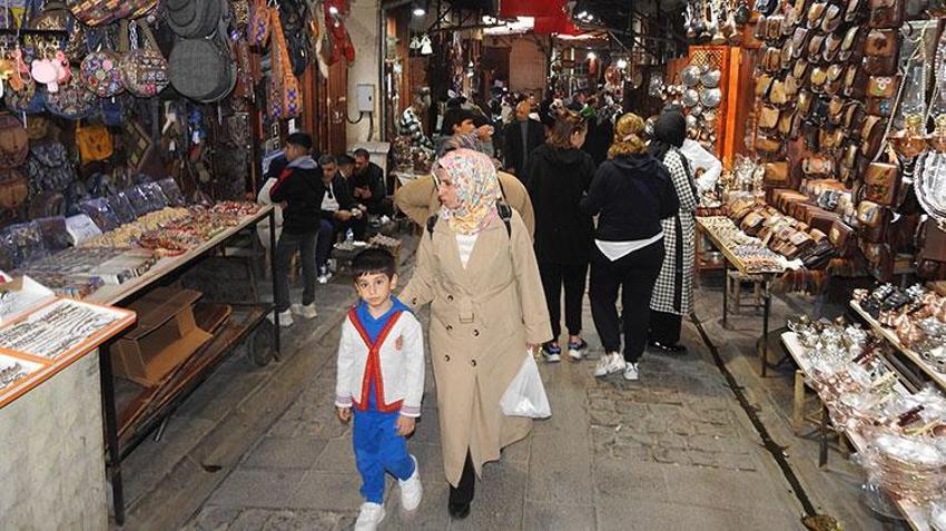Gaziantep turist akınına uğradı! Bakırcılar Çarşı şenlendi 