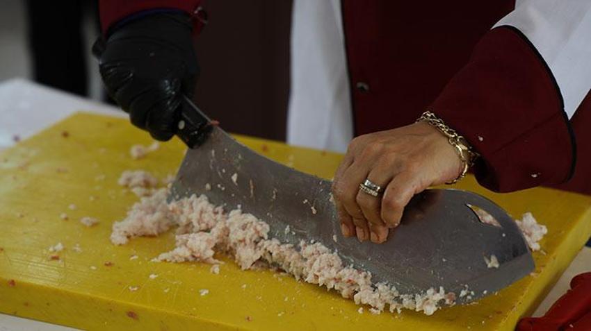Adana Kebap emin ellerde! Ustalarından tüm püf noktalarını öğrendiler
