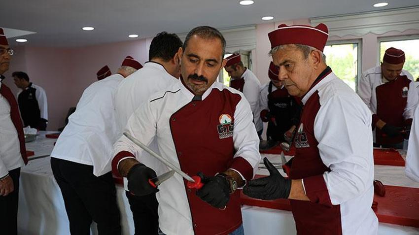 Adana Kebap emin ellerde! Ustalarından tüm püf noktalarını öğrendiler
